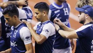 El volante del Olimpia, José Mario Pinto (izquierda), junto a Carlos Pineda y el preparador físico de la Bicolor, Sebastián Urrutia durante la práctica de la Bicolor.