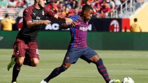 Malcom arrancó de titular con el Barcelona y recibe la marca de un defensor del Milan.