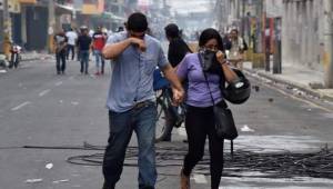 Tras las fuertes protestas y los saqueos a negocio, obligó al gobierno a mantener un toque de queda por 10 días para poner orden en el país tras las elecciones.