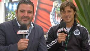 Odin Ciani, periodista de ESPN, entrevistando a Matías Almeyda, técnico de las Chivas.