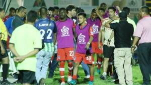 Momento en que Héctor Vargas ordenaba salir del terreno de juego a su equipo por decisiónes del árbitro.