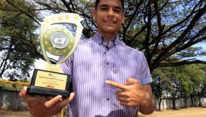 El volante del Olimpia Carlos Pineda posa con el trofeo a Mejor Jugador Joven de los Premios DIEZ. Fotos Ronalda Aceituno