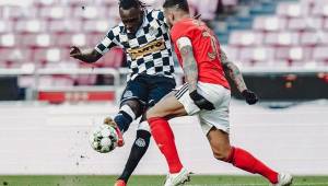 El delantero Alberth Elis saca un remate ante la marca del defensor del Benfica, el argentino, Otamendi. Foto cortesía | Liga de Portugal