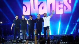 Juanes subió al escenario vistiendo la 'H' en su pecho durante el concierto del sábado en Expocentro. Foto Amilcar Izaguirre