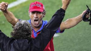 El entrenador del Olimpia, Pedro Troglio, festejando el pase a las semifinales de la Champions de Concacaf luego de eliminar al Impact Montreal de Canadá.