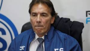 Carlos de los Cobos, técnico de El Salvador, espera iniciar la Copa Oro con triunfo ante Curazao.