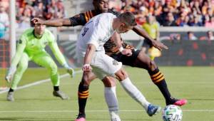 El delantero mexicano del Galaxy, Javier 'Chicharito' Hernández, intenta superar la marca del hondureño Maynor Figueroa del Houston Dynamo. Foto cortesía CHouston