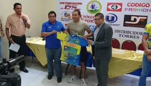 El hondureño Rambo de León posando con la camisa del Municipal Limeño de El Salvador en su presentación este jueves. Foto cortesía Fanáticos