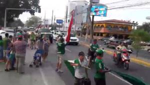 Aficionados a pie, en bicicleta y vehículo se sumaron al festejo del título de Marathón que terminó en el barrio Paz Barahona.