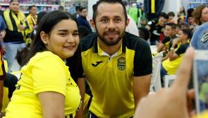 El mediocampista del Real España, Alfredo Mejía, posando con aficionadas de la Máquina que llegaron a la tienda Diunsa en San Pedro Sula. Foto N. Romero