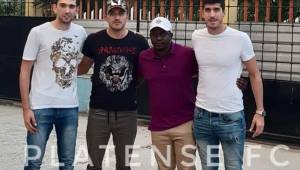 Edagard Álvarez posa con los jugadores argentinos. Foto: Platense.