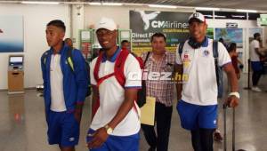 Mayron Flores, Deybi Flores y Carlo Costly haciendo su arribo al aeropuerto en Roatán. Foto Edgar Witty