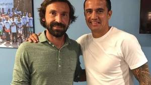 Tim Cahill pasó un buen rato al lado de Andrea Pirlo.