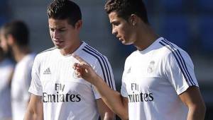 Cristiano Ronaldo aconsejando a James Rodríguez en un entramiento.