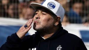 Diego Maradona dirige al Gimnasio y Esgrima de La Plata de Argentina, pero no olvida a su Napoles.