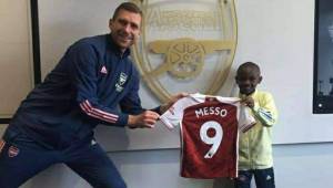 Leo Messo posando con la camisetá número 9 del Arsenal.