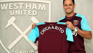 Chicharito posando con la camiseta de su nuevo equipo.