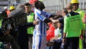 Muntari recibiendo ataques racistas por parte de la afición del Cagliari.