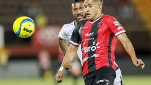 El hondureño Roger Rojas en acción durante su estadía con el Alajuelense.