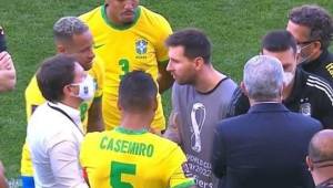 Momento en que Messi fue a hablar con el agente sanitario de Brasil para pedir explicaciones.