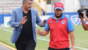 El entrenador del Motagua, Diego Vázquez, conversa con el DT del Olimpia, su paisano Pedro Troglio antes del juego de final de liguilla. Foto Marvin Salgado