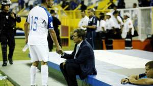 El último partido de Roger Espinoza con la Selección de Honduras fue contra El Salvador en marzo pasado. Aquí cuando saludaba a Jorge Luis Pinto.