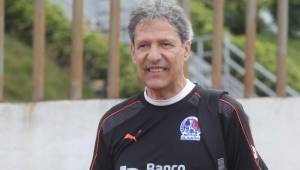 El colombiano Carlos Restrepo deja de ser técnico del Club Deportivo Olimpia.