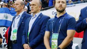 El entrenador de la Selección de Honduras, Fabián Coito, junto a su asistente Miguel Falero y el preparador físico Sebastián Urrutia. Foto DIEZ