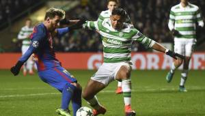 El hondureño Emilio Izaguirre marcando al mejor jugador del mundo según el zaguero del Celtic en el partido que perdieron ayer frente al Barcelona. Foto AFP