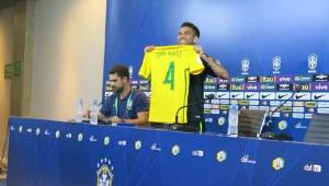 Dani Alves mostró la camisa número 4 que utilizará contra Argentina este viernes en Belo Horizonte.