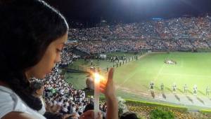 Los aficionados colombianos del Atlético Nacional de Medellín se han reunido en el Atanasio Girardot para rendir homenaje al Chapecoense.