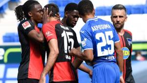 El beso que Dedryck Boyata le dio en la mejilla a Marko Grujic en la celebración del gol del Hertha de Berlín.