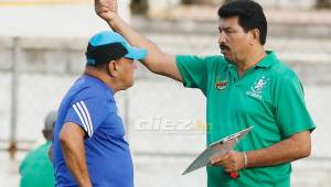 El entrenador del Platense, Carlos Martínez, platica con sus asistente Carlos Orlando Caballero. Foto Neptalí Romero