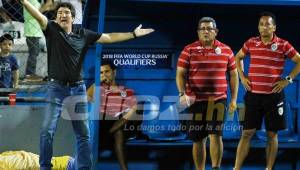 El entrenador del Marathón, Héctor Vargas, viviendo con intensidad el juego contra Real España. Al fondo lo acompañan, Luis Ayala, Jorge Pineda y Víctor Coello.