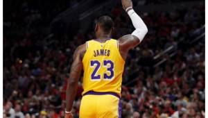 El alero LeBron James comienza a imponer su protagonismo con Los Angeles Lakers y su aportación de un triple-doble les permitió conseguir la segunda victoria consecutiva.