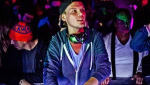 Avicii, uno de los DJ más exitosos del mundo que contribuyó al éxito global de la música electrónica, murió el viernes en Omán a los 28 años, dijo su representante.