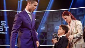 Cristiano Ronaldo ha disfrutado este premio en familia y con su nueva novia.