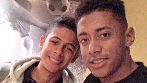 El delantero de la Selección de Honduras y del Barcelona B de España, Choco Lozano, junto al jovencito Cristian Cálix, quien hace prueba en el Espanyol.