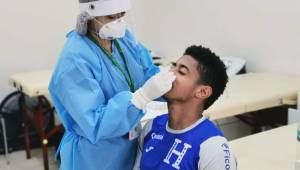 El delantero hondureño, Antony 'Choco' Lozano, cuando se hizo la primera prueba de COVID-19 cuando se integró a la Selección Nacional. Fotos cortesía Fenafuth