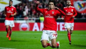 El Benfica se adelantó en su eliminatoria con un triunfo 4-2 en casa sobre el Eintracht Fráncfort gracias a un triplete del joven Joao Félix. Fotos AFP