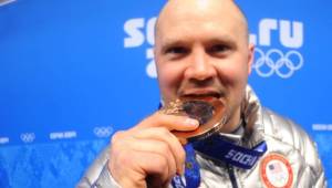 Steven Holcomb, fallecido repentinamente en 2017, le fue otorgado las dos preseas de plata en las olímpicas de Sochi 2014.