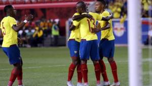 Enner Valencia es felicitado por sus compañeros tras su anotación.