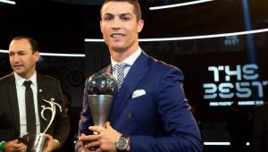 El delantero del Real Madrid Cristiano Ronaldo se llevó el primer premio The Best de la FIFA. Foto EFE