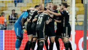 El Ajax empató este martes 0-0 en su visita al campo del Dinamo de Kiev y gracias al 3-1 en la ida se metió en la fase de grupos de la Champions.