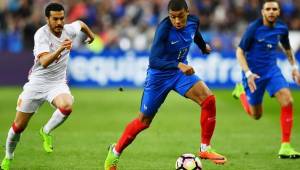 El delantero Kylian Mbappé ya pudo debutar con 18 años en la selección de Francia.
