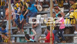 La afición tuvo que salir corriendo al ver que la barra organizada armó zafarrancho.