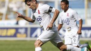 El futbolista Herbert Sosa se encargó de abrir el marcador en el estadio Cuscatlán. FOTO: El Grafico