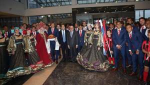 La selección de Perú fue recibida por el alcalde de la ciudad de Khimki a su arribo a Rusia para el Mundial. Foto @SelecciónPerú