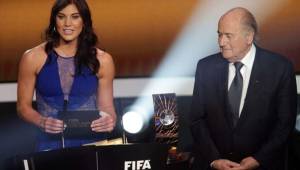 Hope Solo acompañada de Blatter en la gala del Balón de Oro del 2013.