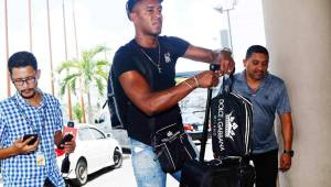 Momentos cuando el defensor Brayan Beckeles arribaba a la concentración de la Selección Nacional en San Pedro Sula. Fotos Neptalí Romero